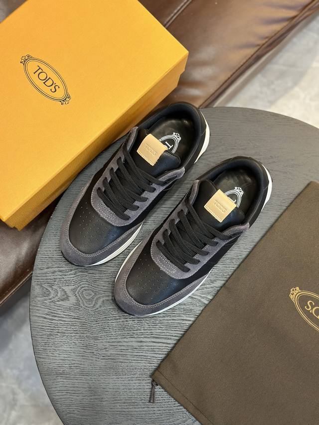 出厂价 Tod'S托德斯运动鞋 本款运动鞋由进口小牛皮、反绒牛皮制成，鞋舌点缀tod'S字母压花，原版大底，轻松点亮日常造型。 码数：39-44 38-45定做